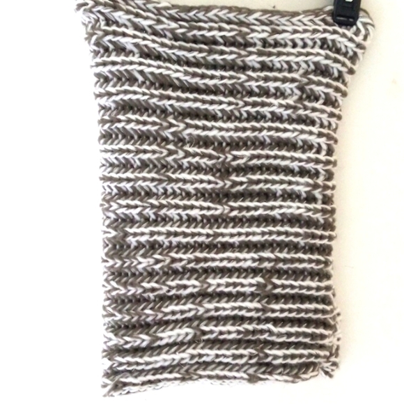 GREEN WHITE WOVEN LOOP NECK SCARF SIZE OS NWOT - Picture 3 of 3